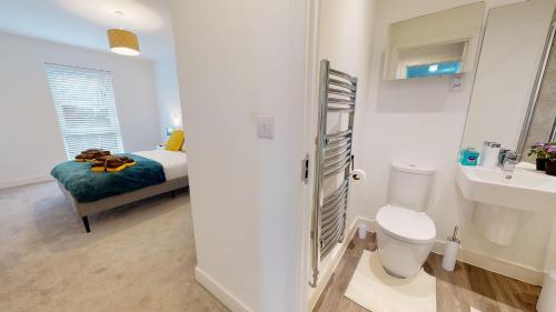 Kylpyhuone majoituspaikassa Luxury 2 Bed Apartment with Parking near London