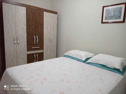 Ліжко або ліжка в номері Apartamento em Bombinhas