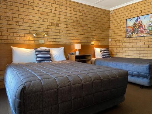 Giường trong phòng chung tại Newell Motor Inn Narrandera