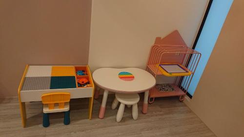 a small room with a table and a table and chairs at 胖蝸牛親子民宿 in Tainan