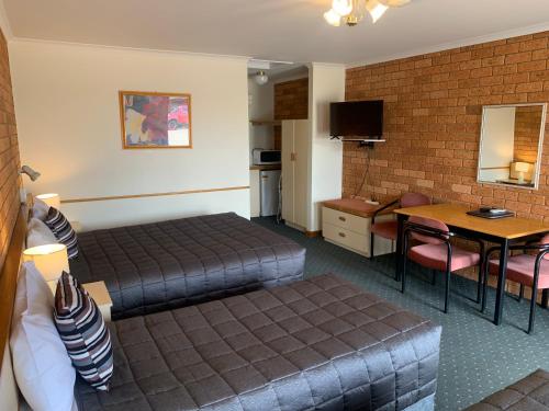 Η κουζίνα ή μικρή κουζίνα στο Newell Motor Inn Narrandera