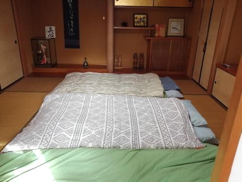 Postel nebo postele na pokoji v ubytování ゲストハウス山本