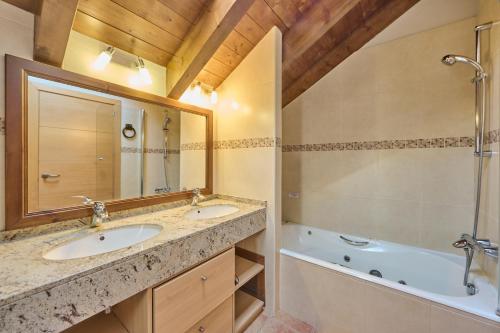 A bathroom at Aparthotel Areu