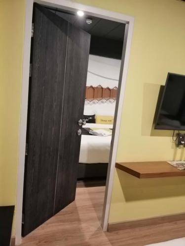 Ένα ή περισσότερα κρεβάτια σε δωμάτιο στο The Hive Chiang Mai Hotel