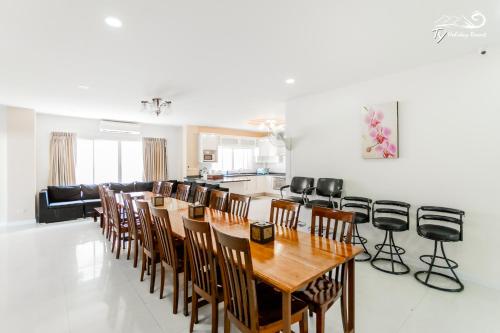 a dining room and kitchen with a table and chairs at TY Holiday Resort in Pattaya