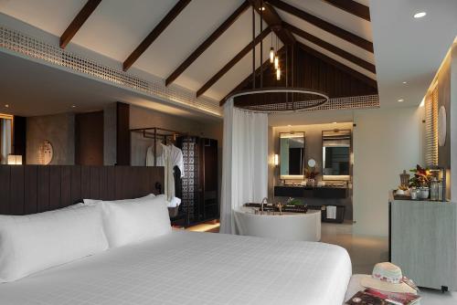 En eller flere senge i et værelse på Pullman Khao Lak Resort