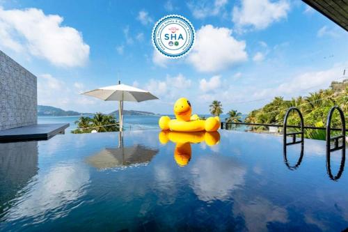 un pato de goma sentado en medio de una piscina en See Sea Villa Phuket SHA, en Patong Beach