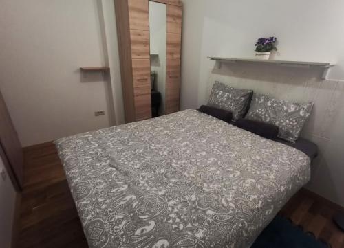 ein Schlafzimmer mit einem Bett mit einer Decke und Kissen in der Unterkunft Zagreb Creative Apartments APP 5 in Zagreb