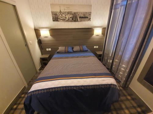 Een bed of bedden in een kamer bij HOTEL SAVOY