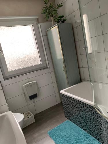 La salle de bains est pourvue d'une baignoire, de toilettes et d'une fenêtre. dans l'établissement Arche Noah Reilingen near Hockenheim and Walldorf, à Reilingen