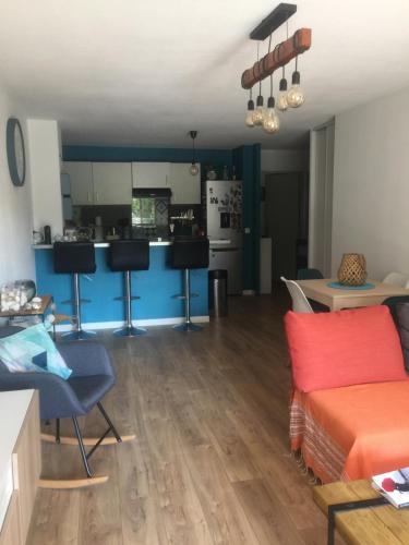 un salon avec un canapé et une cuisine dans l'établissement T3 Saint Cyr sur Mer 83270, à Saint-Cyr-sur-Mer