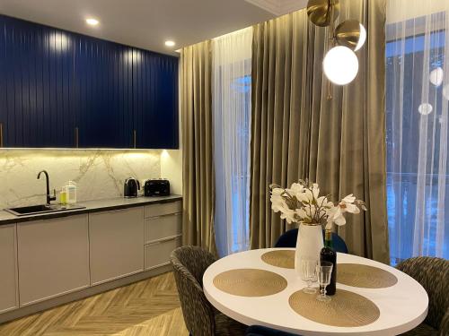 Η κουζίνα ή μικρή κουζίνα στο Family & Business Sauna Apartments No13 Leśny nad Zalewem Cedzyna Unikat -3 Bedroom with Private Sauna, Bath with Hydromassage, Terrace, Garage, Catering Options