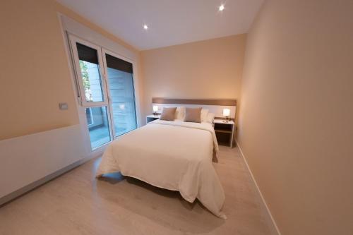 Posteľ alebo postele v izbe v ubytovaní Apartamentos Palacio de Yolanda