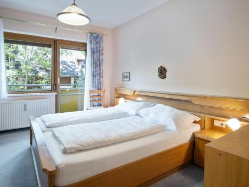 a bedroom with two beds and a window at Appartement Dorfblick in Bad Kleinkirchheim
