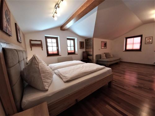 sypialnia z łóżkiem i kanapą w pokoju w obiekcie Appartement Thunhart Manfred & Doris w mieście Altenmarkt im Pongau
