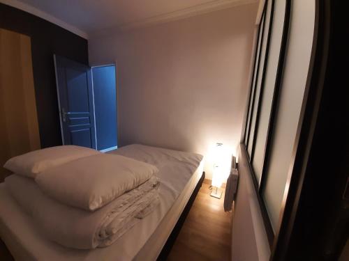En eller flere senge i et værelse på Appartement 2 pièces, proche RER, Bus et chateau
