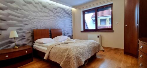ザコパネにあるApartament Widokowy Makiのベッドルーム(ベッド1台、窓付)