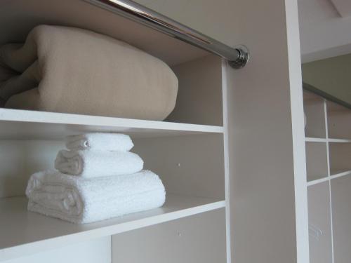 un armario con toallas blancas en un estante en Saint Mary's University Conference Services & Summer Accommodations, en Halifax