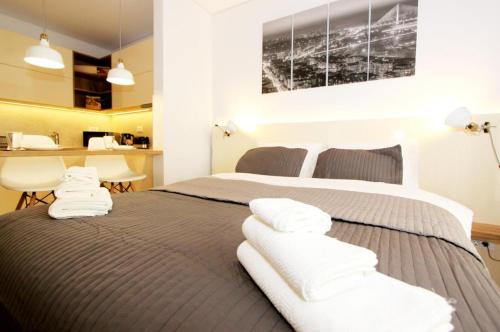 1 dormitorio con 2 camas y toallas blancas. en Apartment SUN CITY 1, en Belgrado