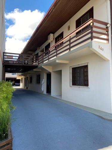 un edificio con un balcón en el lateral. en Pousada Villa Garcia - Residencial, en Florianópolis