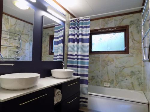 Koupelna v ubytování Kråkehaugen Feriehus, a perfect holiday retreat near Åheim