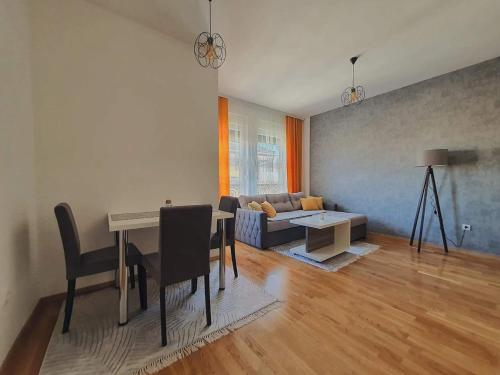 Zara Apartman 1 في بيه لينا: غرفة معيشة مع طاولة وأريكة