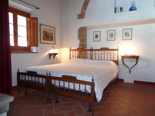 ein Schlafzimmer mit einem Bett in einem Zimmer mit einem Fenster in der Unterkunft Agriturismo Podere la Cava in Mercatale Val Di Pesa
