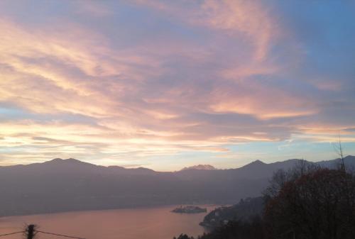 uma vista para um lago sob um céu nublado em Terrazza sul lago em Ameno