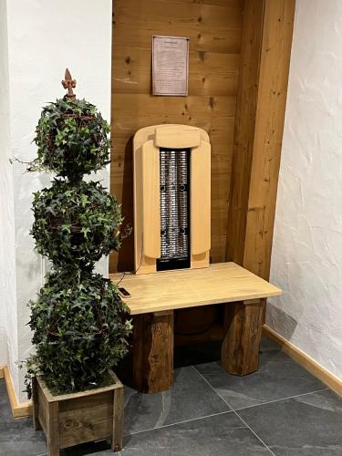 a wooden bench in a room with two plants at Das Landhaus in Pfronten