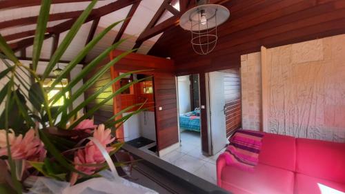 sala de estar con sofá rosa y planta en Gite INDIA en Port-Louis