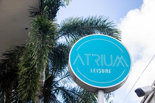 Atrium Leisureに飾ってある許可証、賞状、看板またはその他の書類