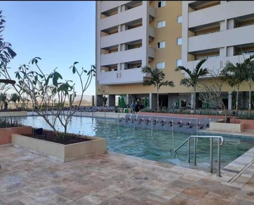 una piscina di fronte a un edificio di Hot Beach Suites Olímpia a Olímpia