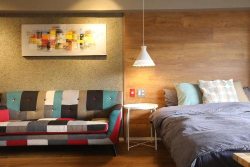 Un dormitorio con una cama, un sofá y una mesa. en Shinjuku 1003, en Tokio