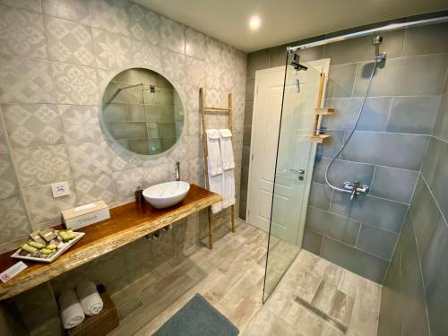 Villa Hylas Luxury Bed & Breakfast Kilada tesisinde bir banyo