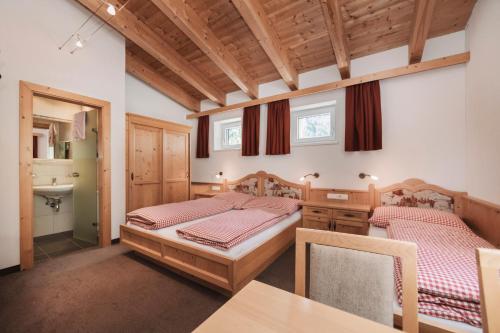 เตียงในห้องที่ Berghotel Bodenalpe