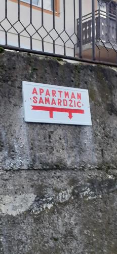 un cartello su una recinzione con la scritta armaennaennaennaemetery di Apartman Samardžić a Višegrad