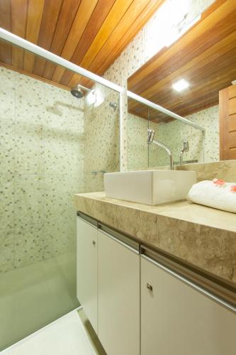 a bathroom with a sink and a shower at Flat Pipa's Ocean - Apto 319 in Pipa