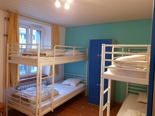 Двухъярусная кровать или двухъярусные кровати в номере Bellpark Hostel