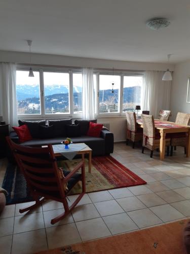ムーラウにあるHaus Mauken - Appartments mit Panoramablickのリビングルーム(ソファ、テーブル付)