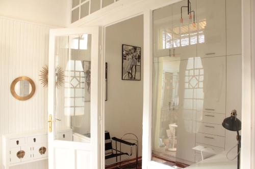 um quarto com uma porta branca e um espelho em Allomas Apartman em Budapeste