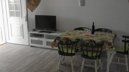 バレルマにあるAlmerimar Paraiso al Marのダイニングルーム(テーブル、椅子、テレビ付)