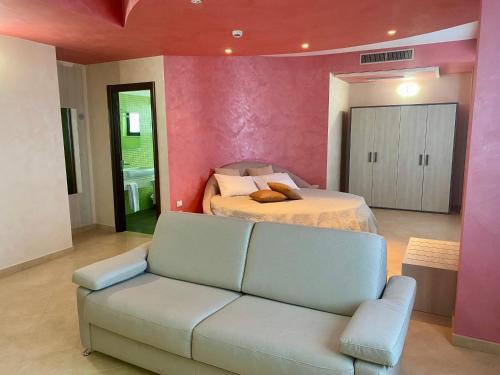 a living room with a couch and a bed at L'incontro in Trinitapoli