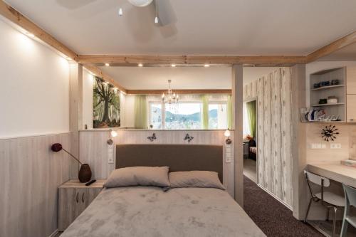 מיטה או מיטות בחדר ב-Wohlfühloase im Schwarzwald mit Panoramablick