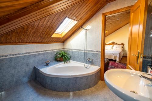 A bathroom at Casa Rural Maria Bargiela
