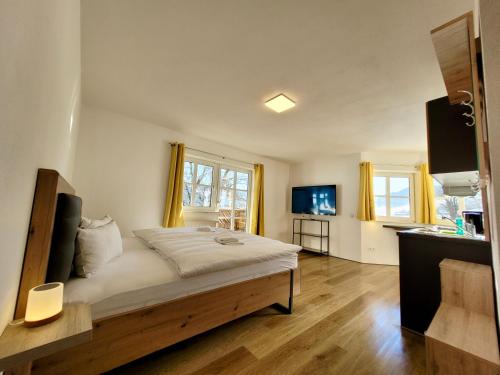 een slaapkamer met een groot bed en een keuken bij Ferienwohnung Flachau Oberlehengut in Flachau