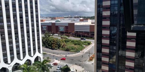 une vue aérienne sur une ville avec des bâtiments et une rue dans l'établissement Suíte luxo com tela de cinema no América Towers Studio Residence, à Salvador