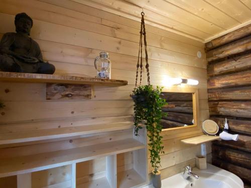 uma casa de banho com uma parede com painéis de madeira e um lavatório. em Pointhütte em Grossarl