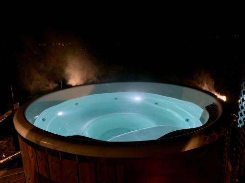 a jacuzzi tub in a room with smoke at Ferienhaus Blockhaus am Hengstberg bei Dresden in Bannewitz