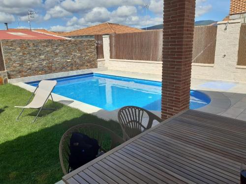 Acogedora casa rural con piscina particularBarlow tesisinde veya buraya yakın yüzme havuzu