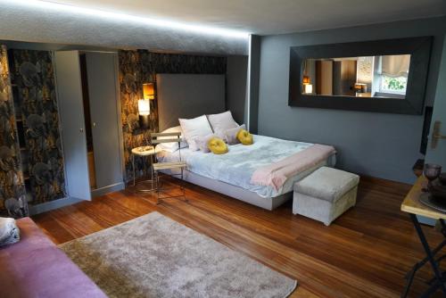 カストロ・ウルディアレスにあるApartamento independiente suiteのベッドルーム1室(黄色い枕と鏡付きのベッド1台付)